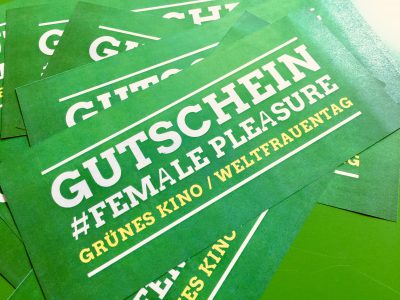 Elf Gutscheine für den Kinobesuch am Weltfrauentag im moviac-Kino Baden-Baden liegen auf einem grünen Tisch.